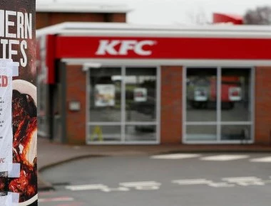 Βρετανία: Χαμός από το «λουκέτο» στα KFC – Οι πολίτες έχουν πάθει… στέρηση και καλούν την αστυνομία!